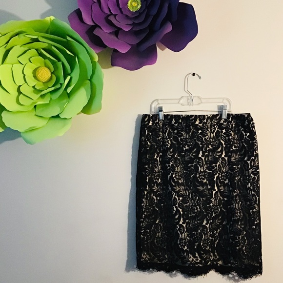WHITE HOUSE BLACK MARKET BLACK LACE SKIRT’S size 6 - Picture 1 of 5